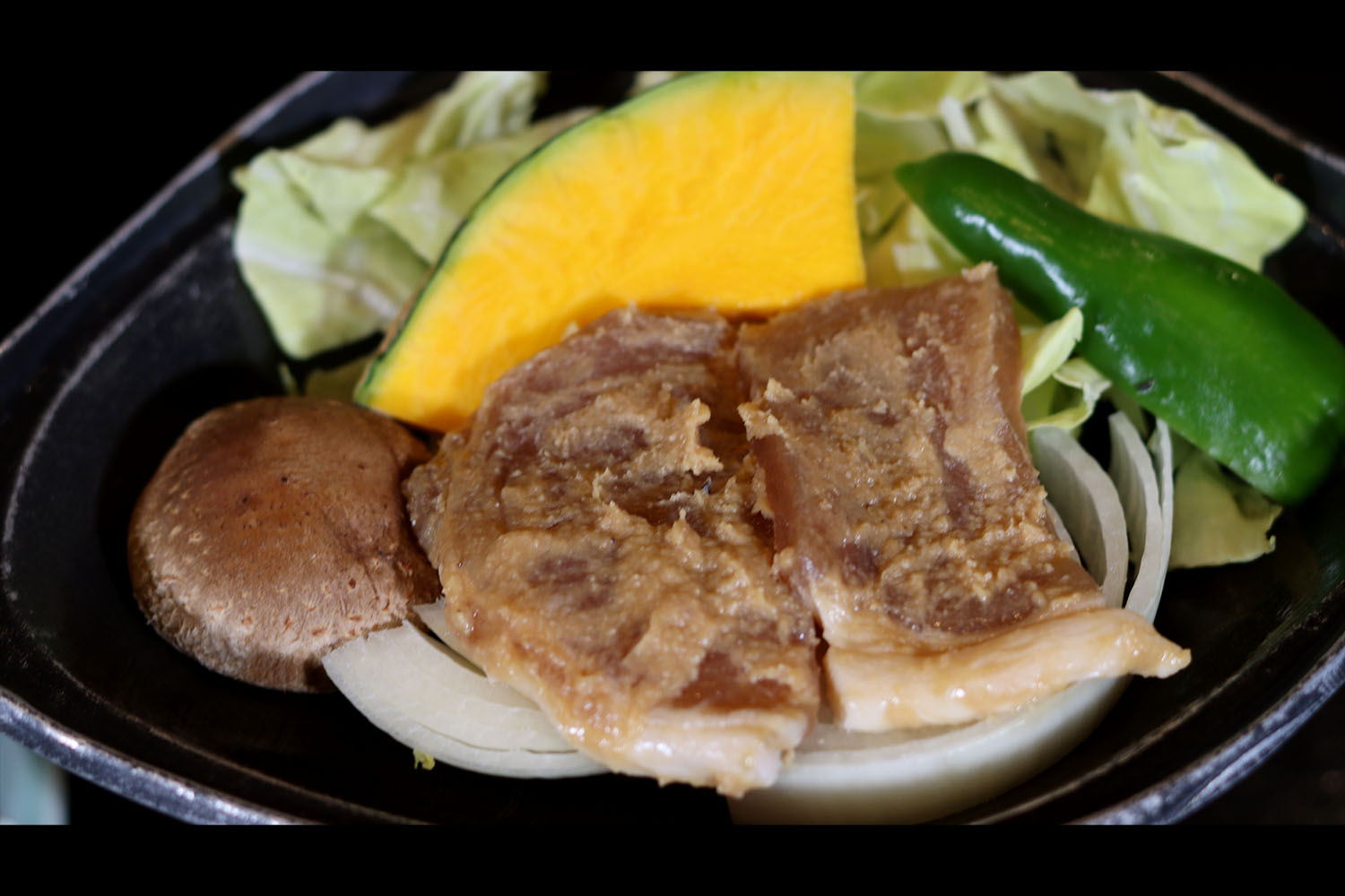 豚肉の味噌漬けの陶板焼き