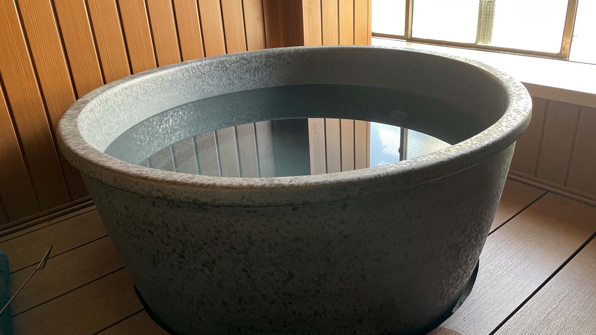須崎旅館のスイートルーム 信楽焼の浴槽