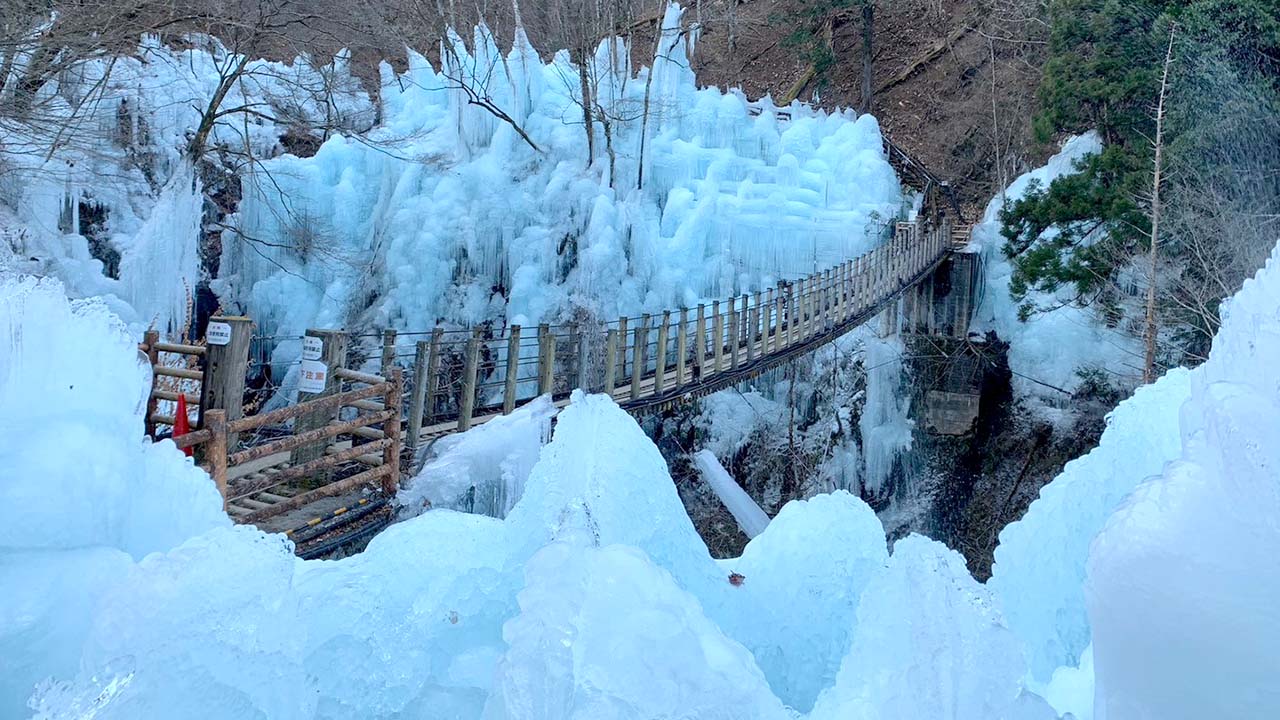 氷で覆われた尾ノ内氷柱