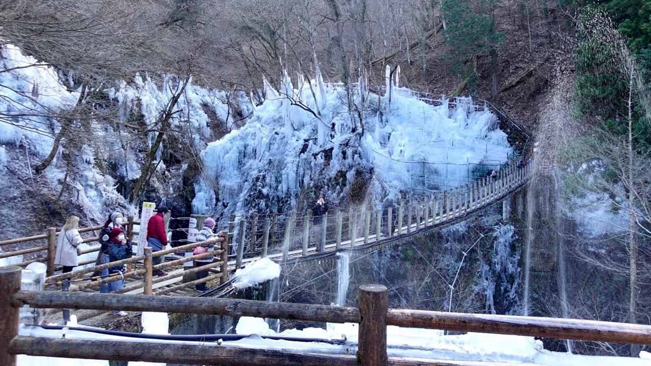 冬の昼間の尾ノ内氷柱