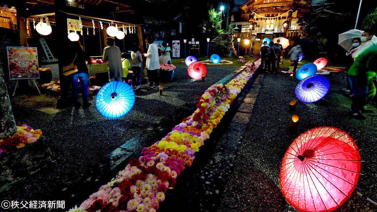 小鹿神社の和傘のライトアップ