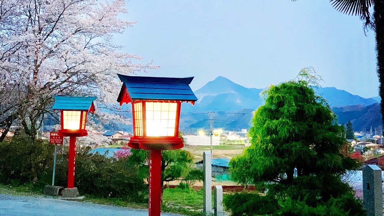 小鹿神社から見える武甲山と夕方の景色