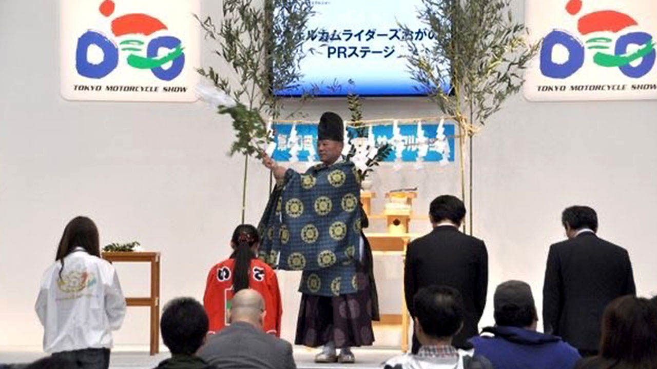 東京モーターサイクルショーでライダーの安全祈願を行う小鹿神社の宮司