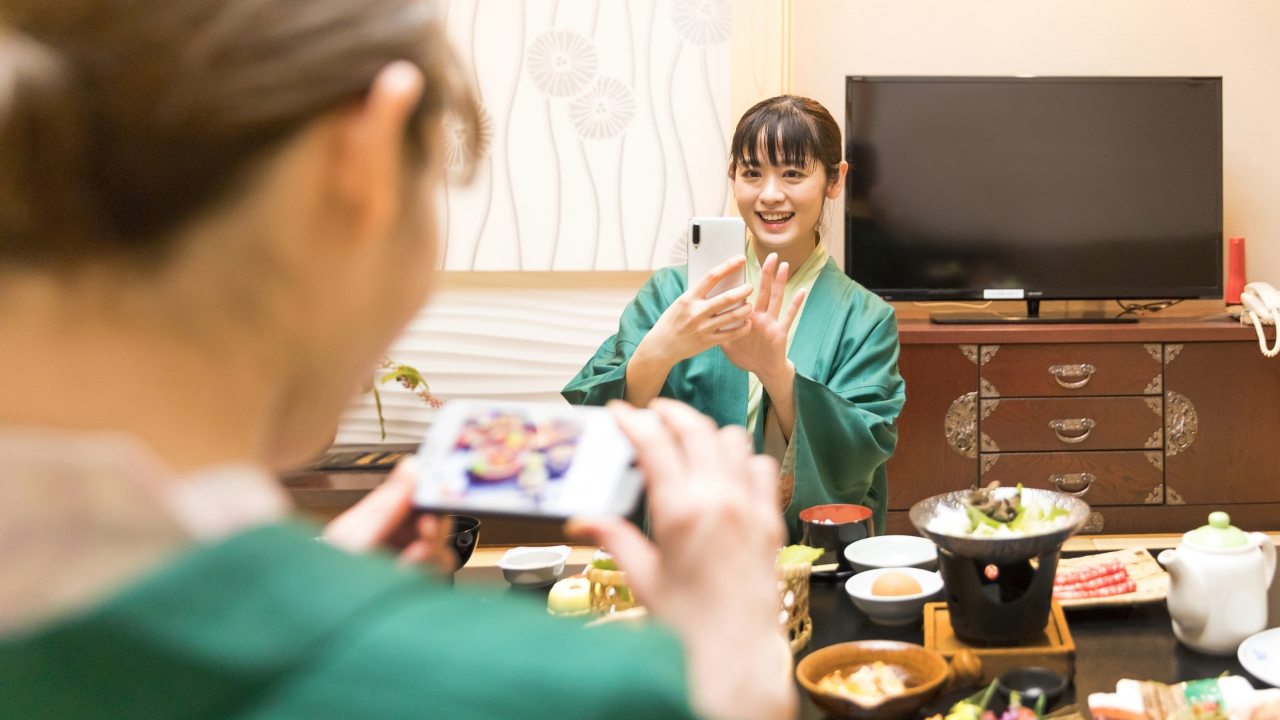 秩父の旅館で部屋食と写真・動画撮影を楽しむ女性