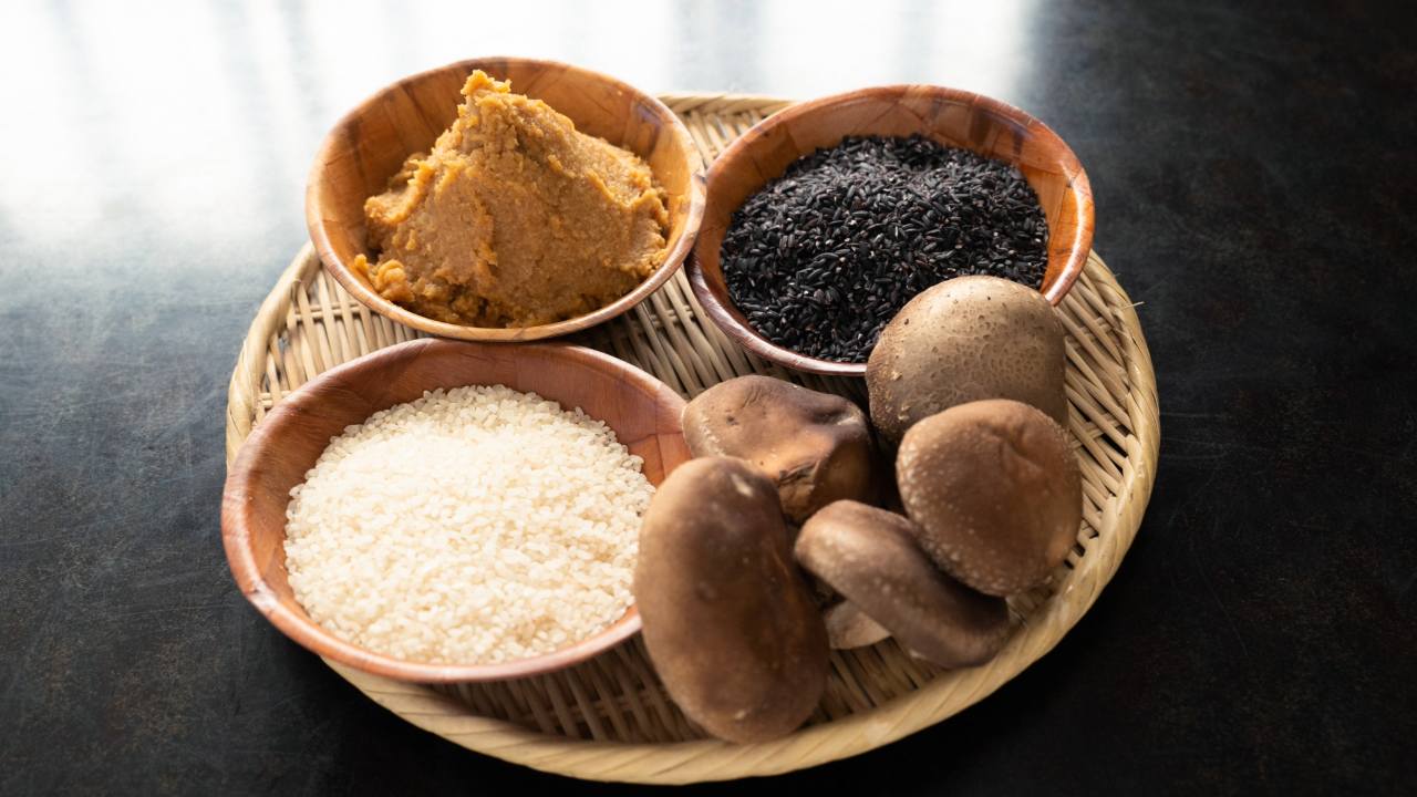 秩父の須崎旅館の地元農家の原木しいたけや古代米、自家製味噌、黒ゴマ