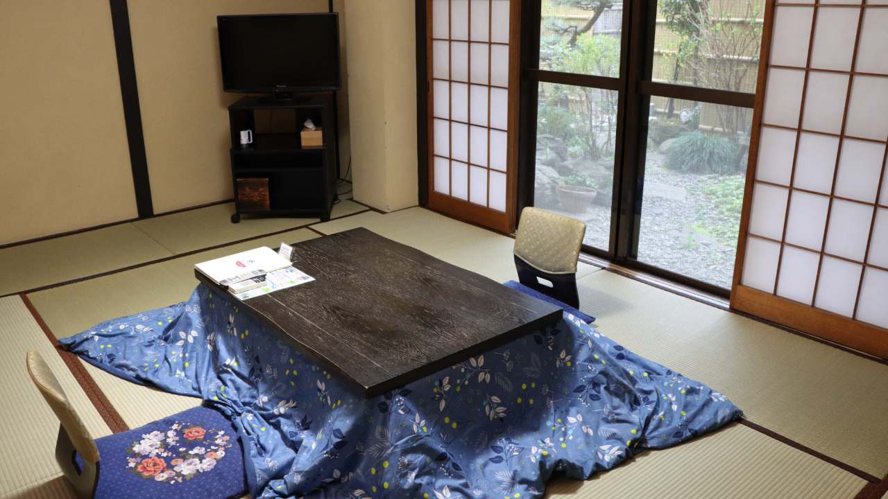 秩父の須崎旅館の和室12畳、1階