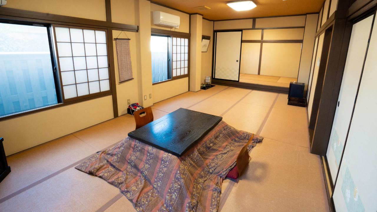 秩父の須崎旅館の和室20畳、1階、角部屋