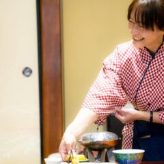 秩父・小鹿野の須崎旅館で女将の接客を受ける女性