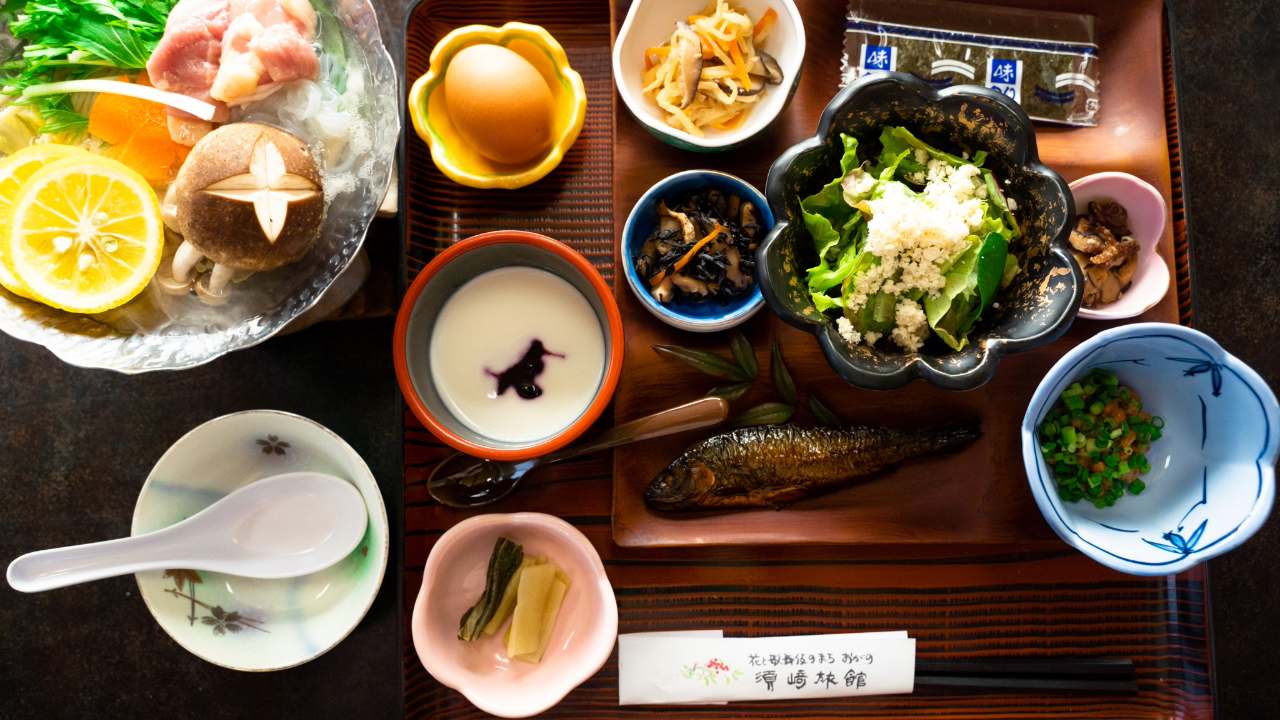 須崎旅館の部屋食朝食。虹鱒のムニエルや原木しいたけなど手作り小鉢が並ぶ