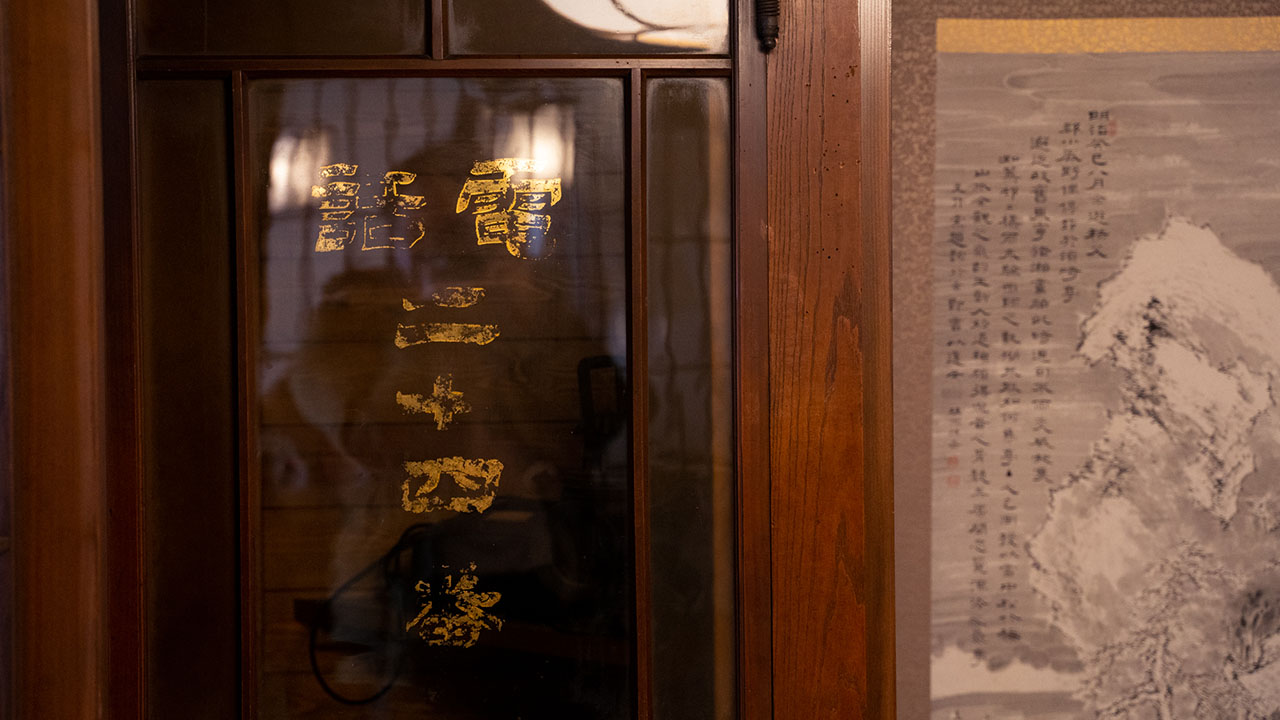 須崎旅館の休憩所にある大正時代製の電話ボックス