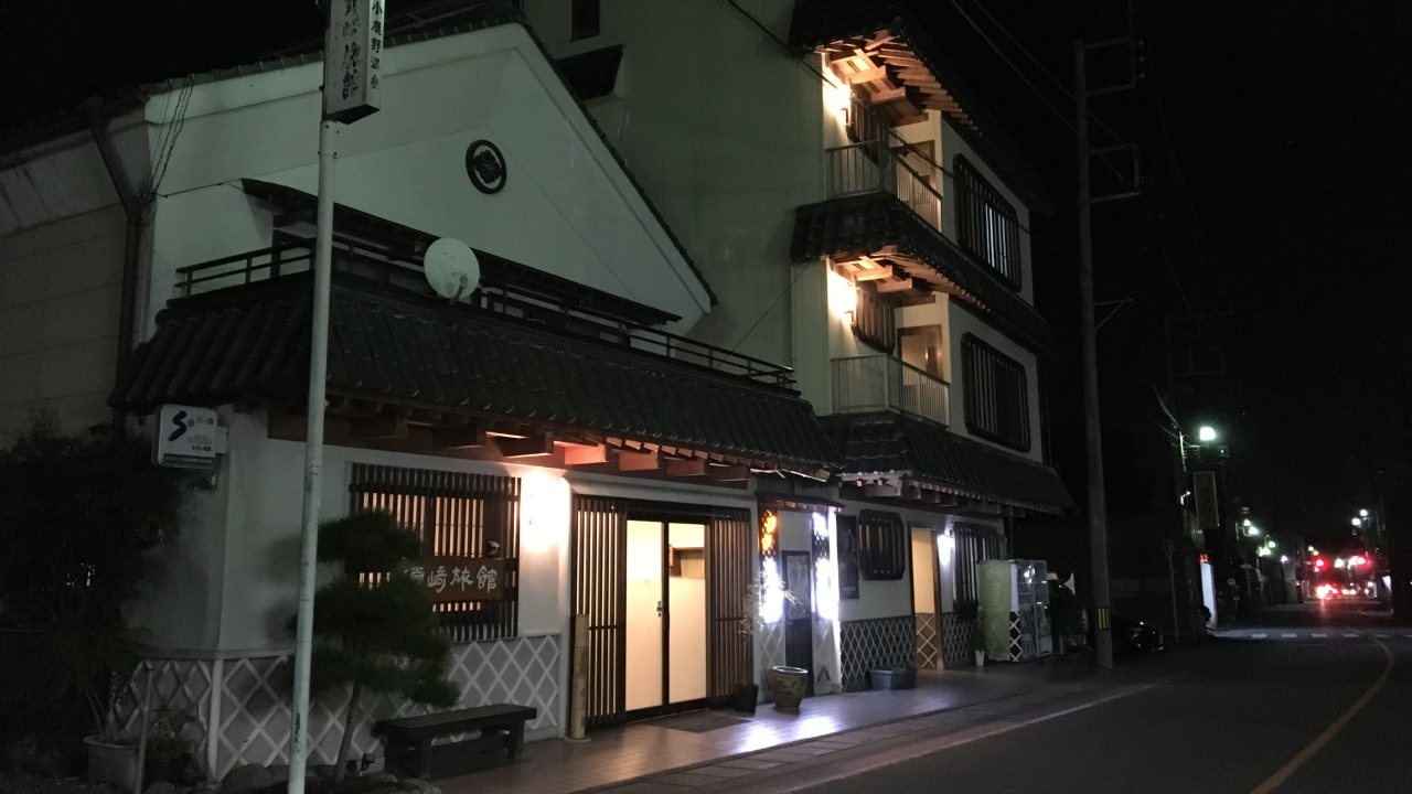 夜の須崎旅館外観。小鹿野町の静かな夜に灯りが灯る