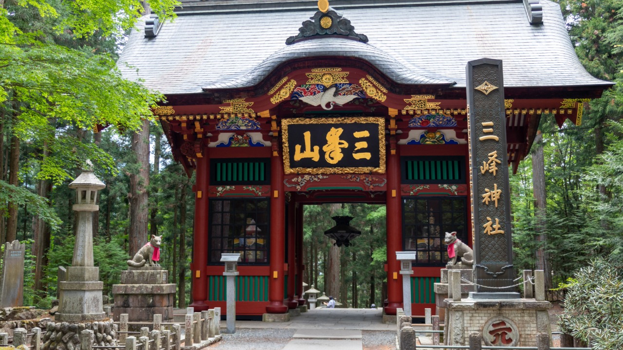 秩父・三峯神社の早朝の境内